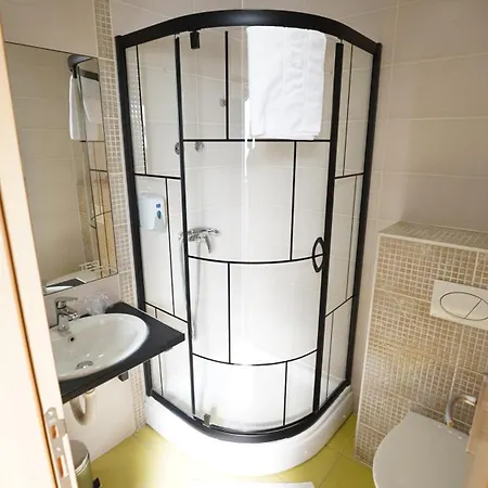 Tesla Bar&rooms Hotell 3*