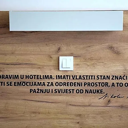 Tesla מלון