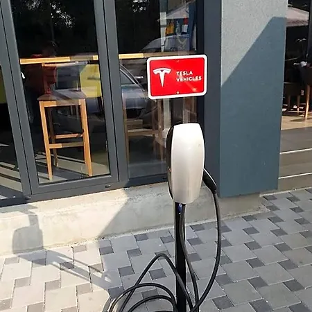 Tesla 3* באניה לוקה