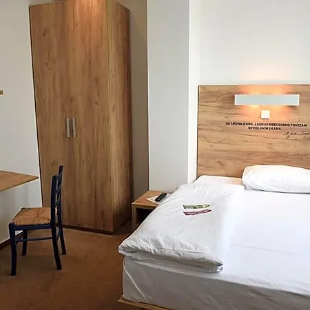 Hotel Hotel Argument