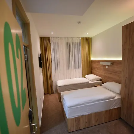 Tesla Bar&rooms Hotell 3*