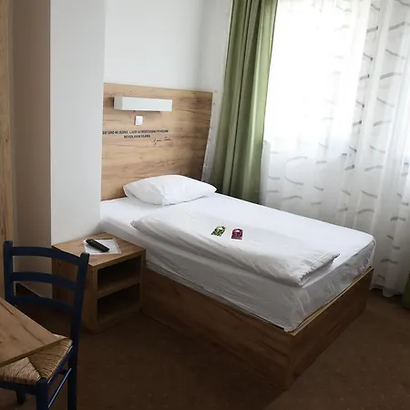 Tesla Bar&rooms 3*